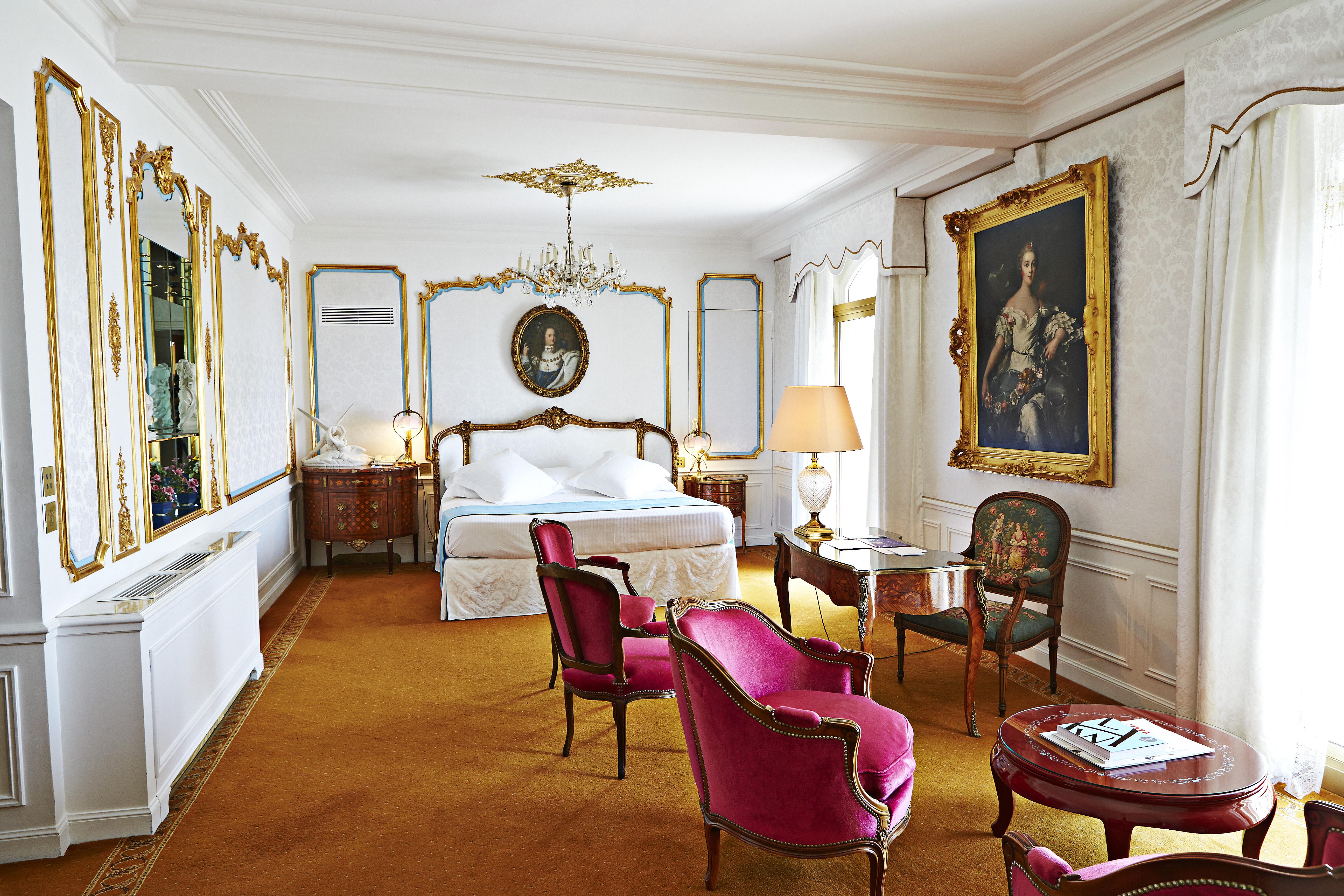 Hotel Le Negresco Nizza Esterno foto A suite at the Hotel de Crillon
