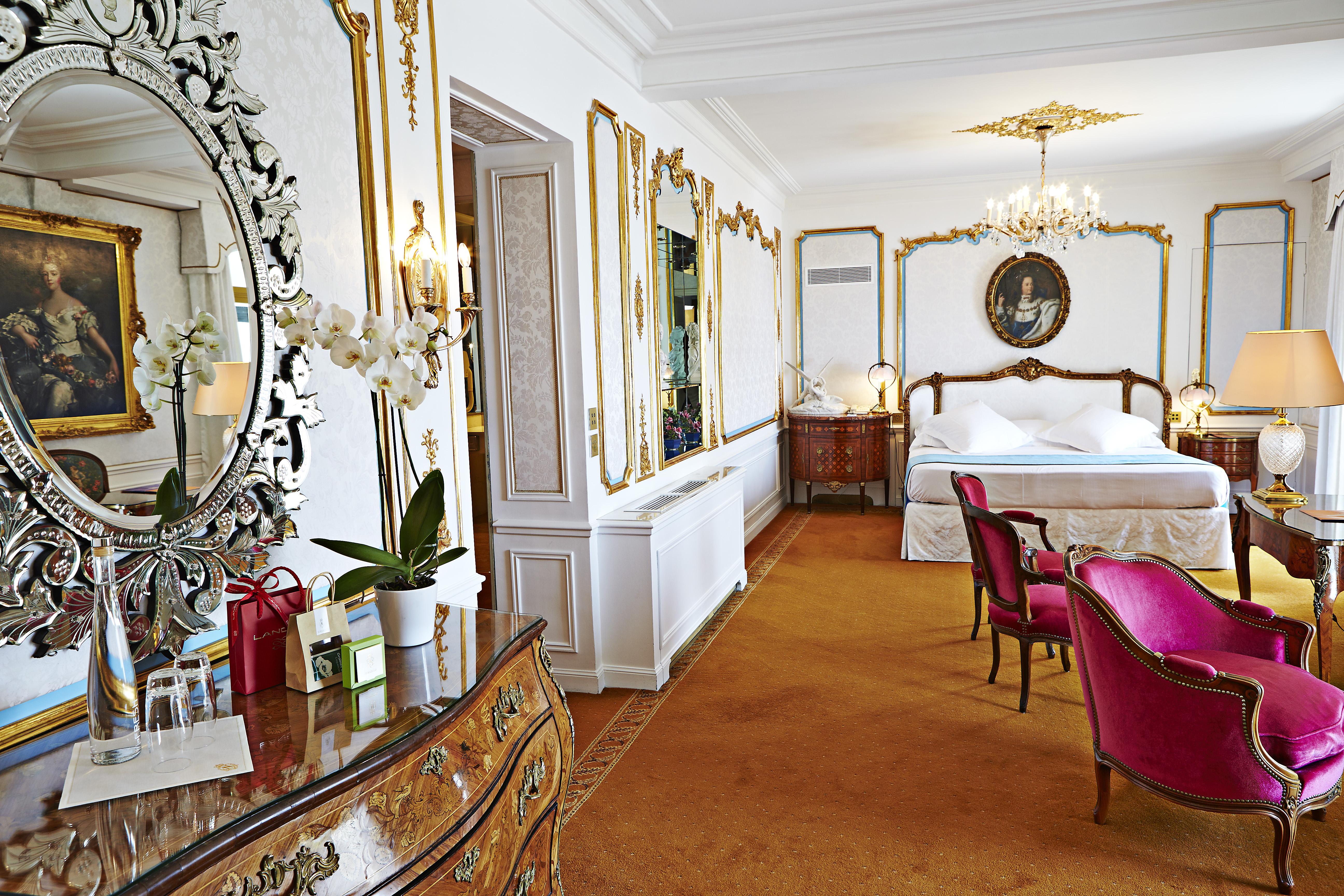Hotel Le Negresco Nizza Esterno foto A suite at the Hotel de Crillon
