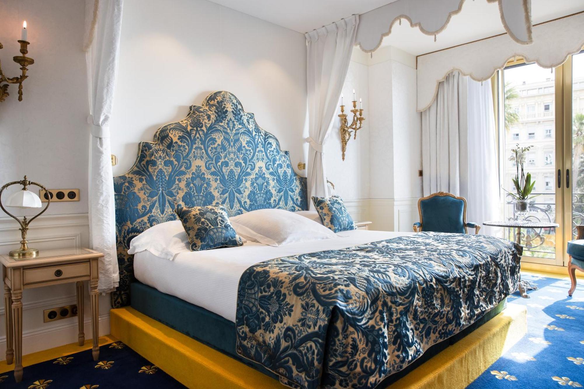 Hotel Le Negresco Nizza Esterno foto A bedroom at the Hotel Excelsior