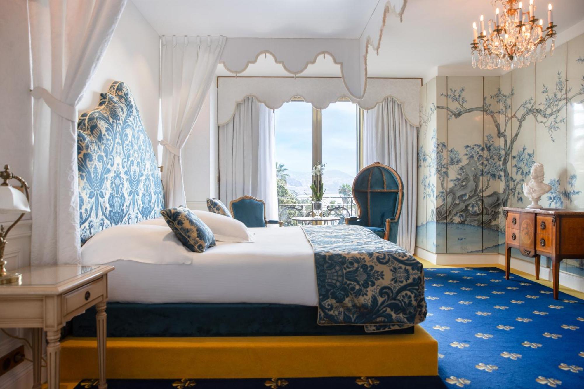 Hotel Le Negresco Nizza Esterno foto A bedroom at the Hotel Excelsior