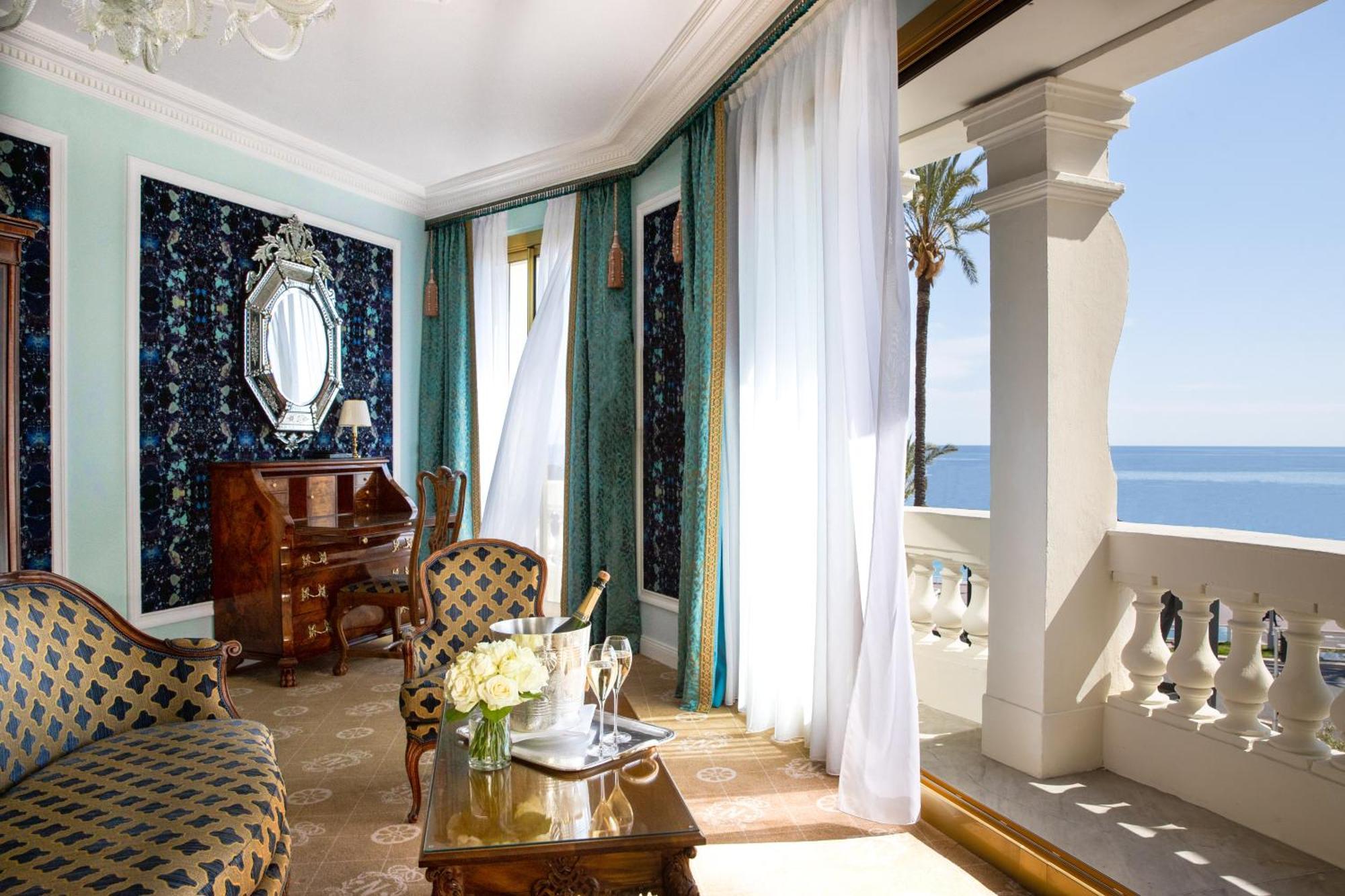 Hotel Le Negresco Nizza Esterno foto A suite at the Four Seasons Hotel
