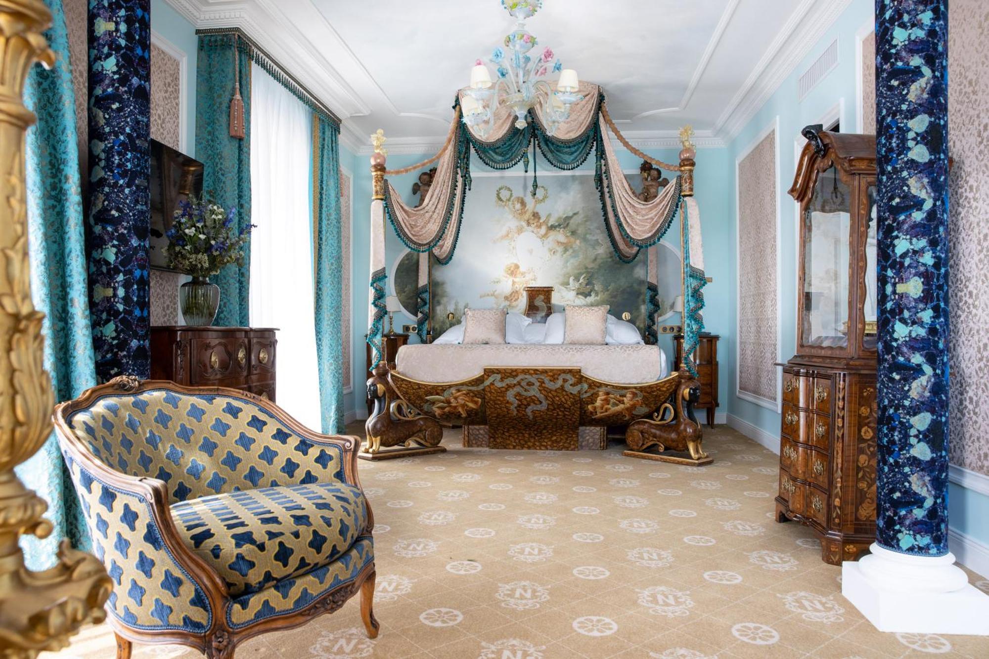 Hotel Le Negresco Nizza Esterno foto A bedroom at the hotel