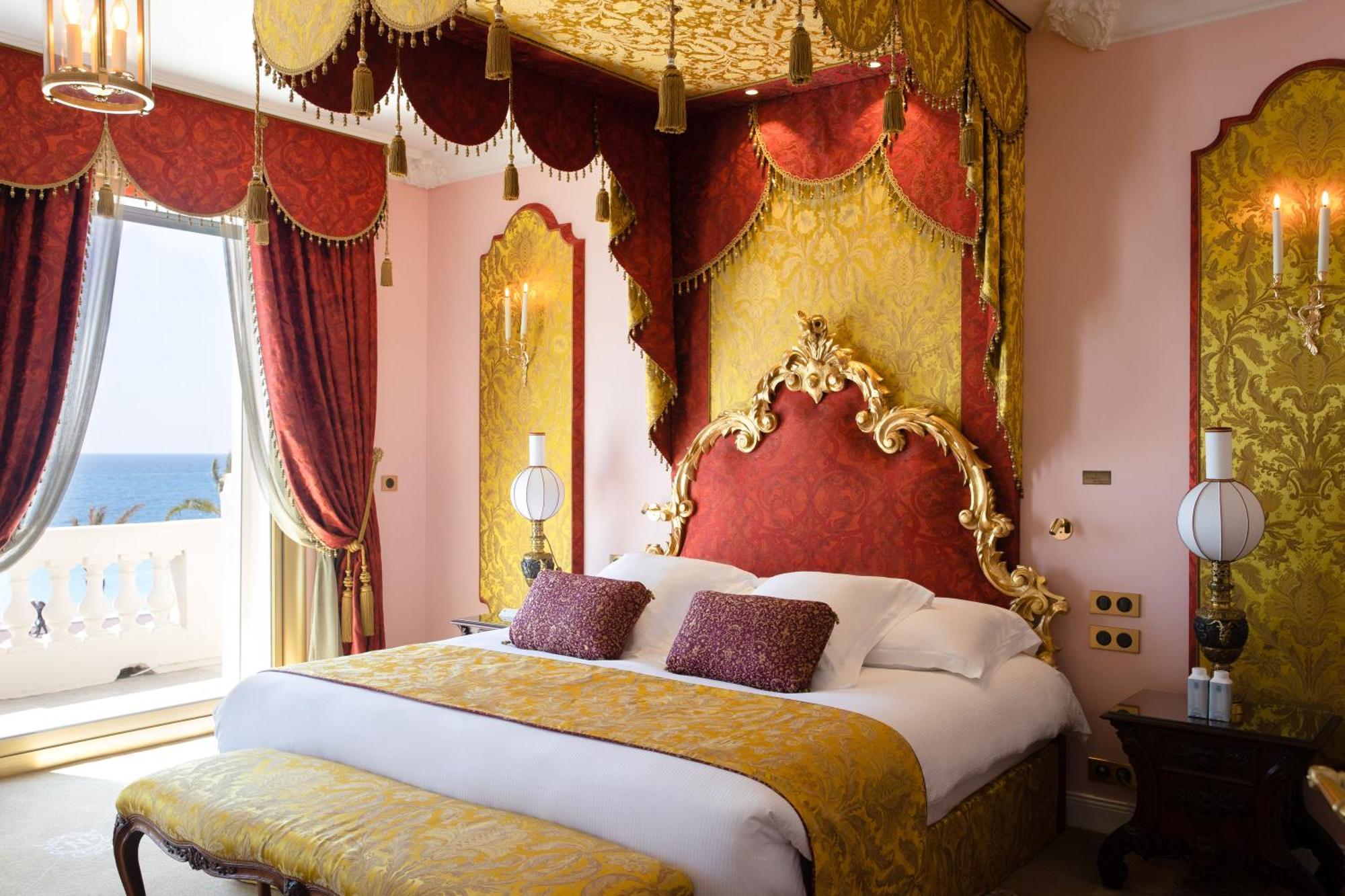 Hotel Le Negresco Nizza Esterno foto A bedroom at the hotel