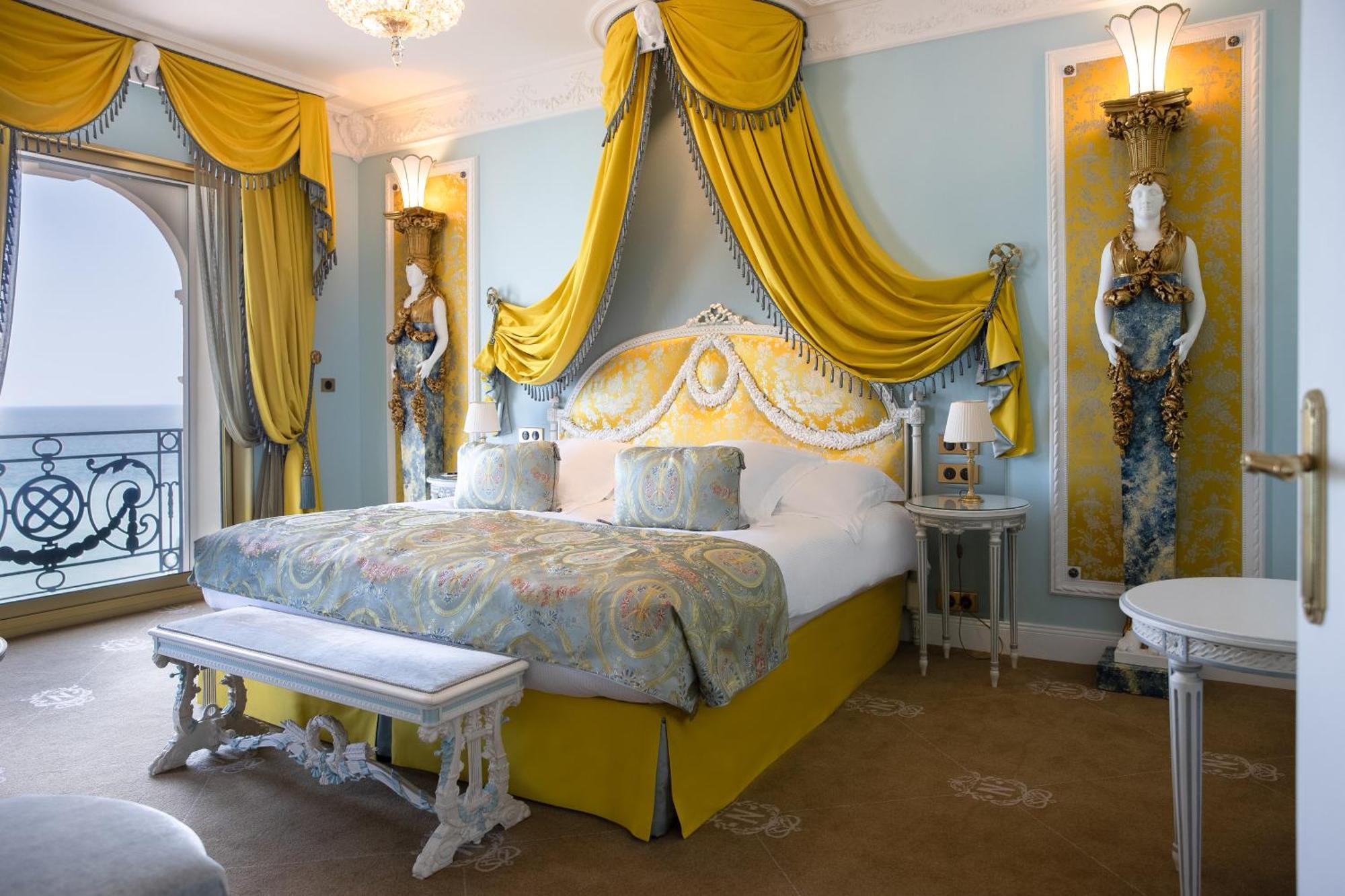 Hotel Le Negresco Nizza Esterno foto A suite at the Hotel de Crillon