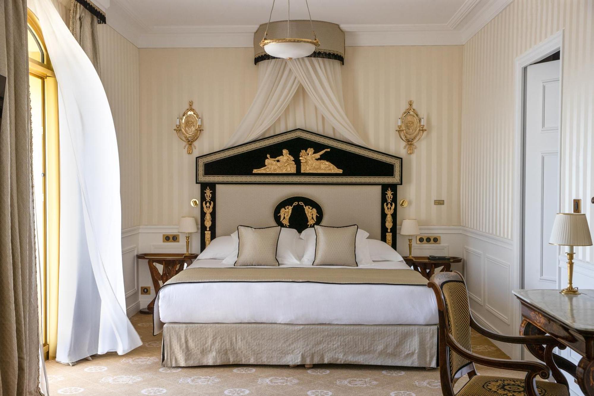 Hotel Le Negresco Nizza Esterno foto A bedroom at the hotel