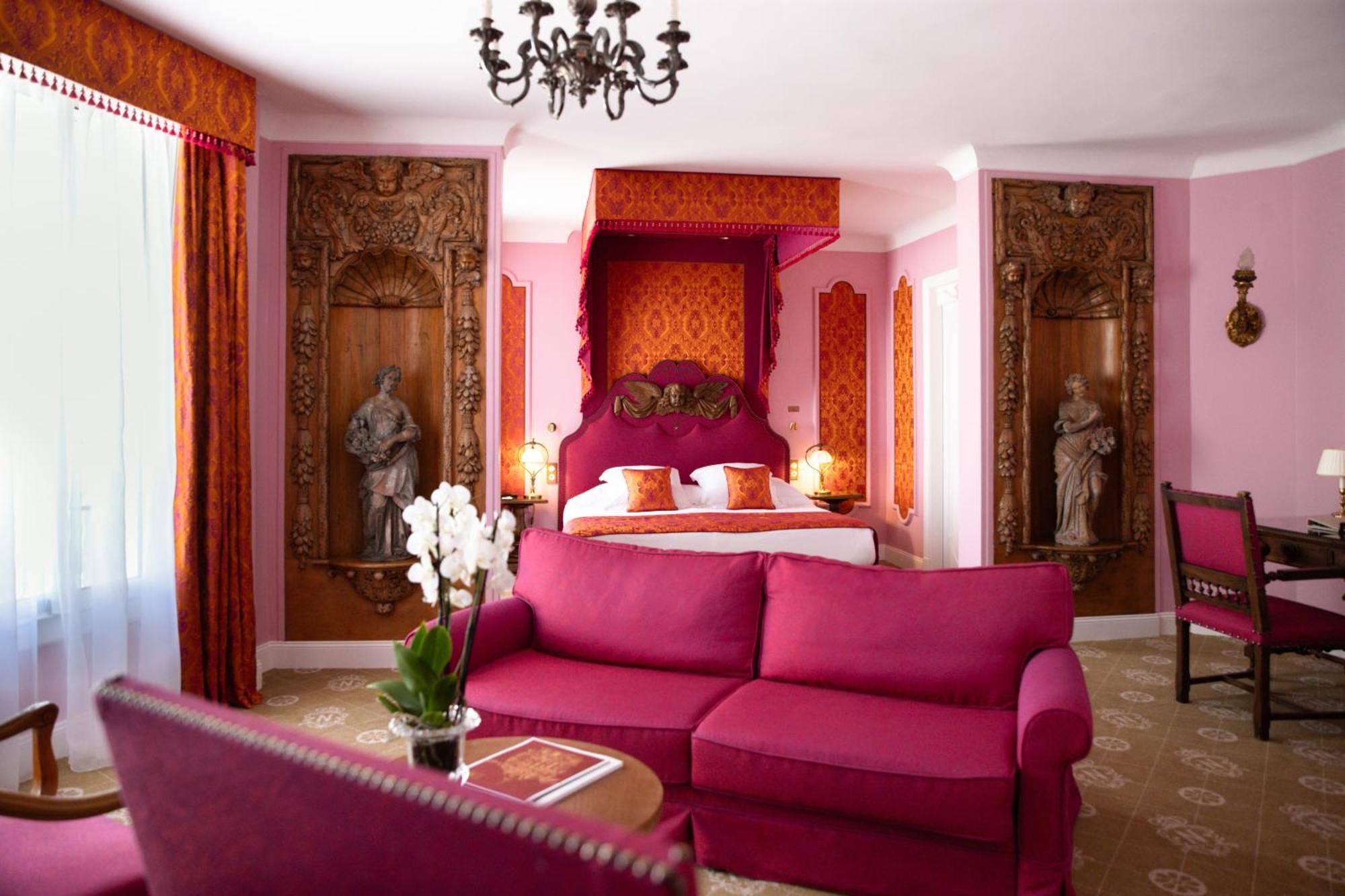 Hotel Le Negresco Nizza Esterno foto A suite at the Mandarin Oriental, Paris