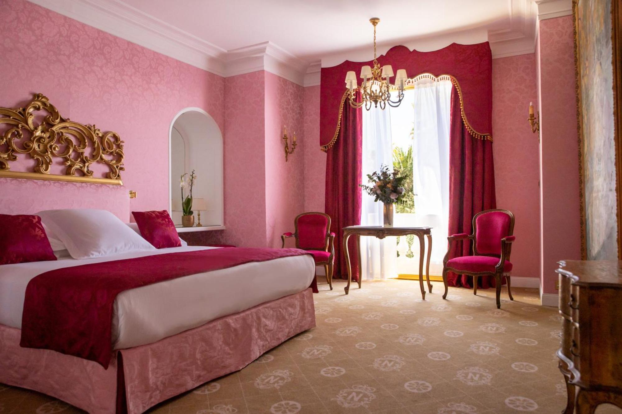 Hotel Le Negresco Nizza Esterno foto A room at the hotel
