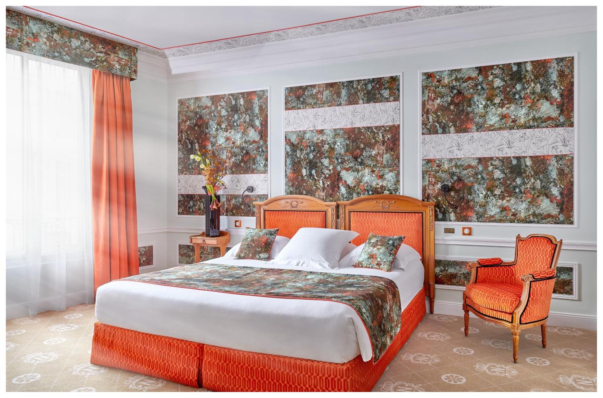 Hotel Le Negresco Nizza Camera foto A bedroom with a bed, a chair and a curtain